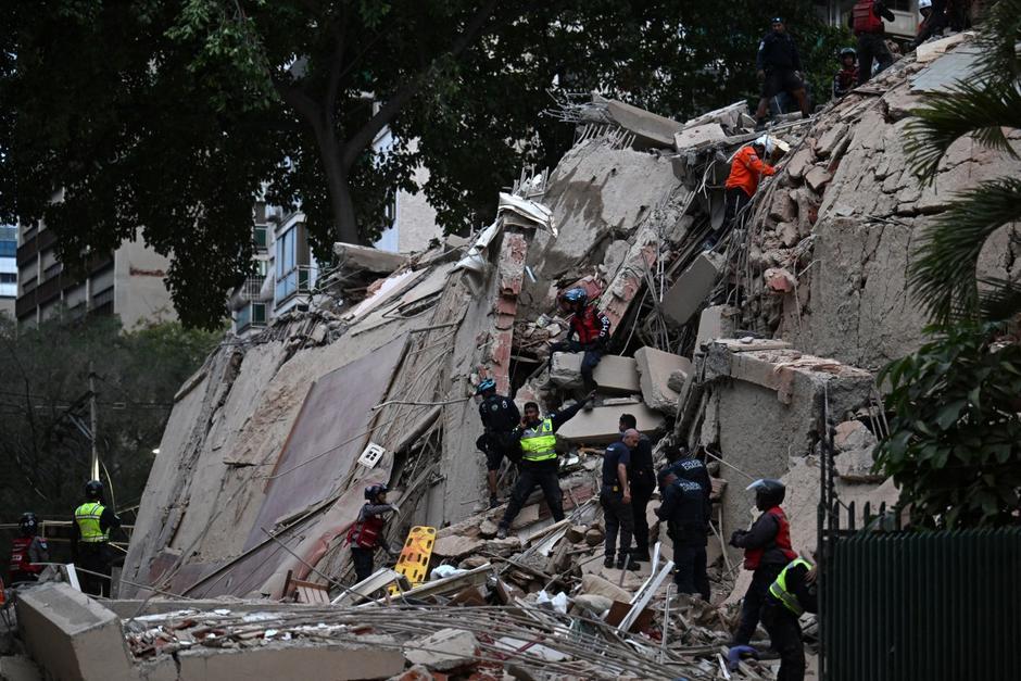 La beb&eacute; fue rescata sana y salva, junto a su madre. (Foto: AFP)