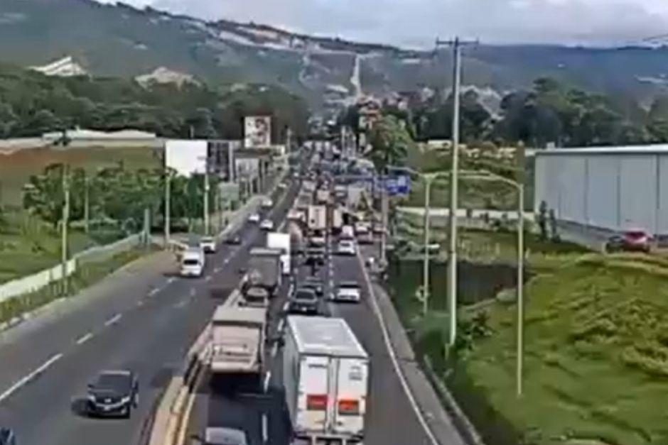 Largas filas de transportes esperan poder circular desde horas de la ma&ntilde;ana. (Foto: captura de video)