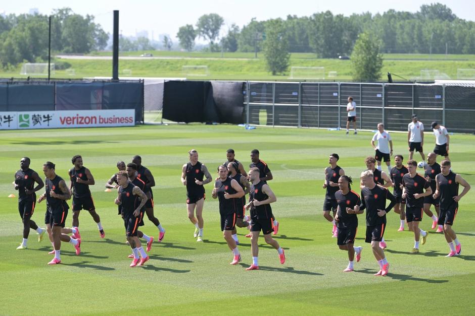 Los jugadores de Pa&iacute;ses Bajos, durante el entrenamiento de este domingo previo a enfrentar a Marruecos. (Foto: AFP)
