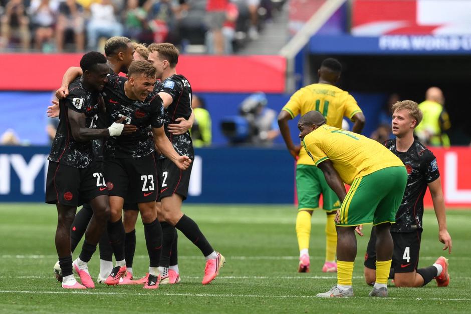 Los jugadores canadienses celebran al sellar la clasificaci&oacute;n a octavos de final, ante la decepci&oacute;n de los jugadores de Sud&aacute;frica. (Foto: AFP)