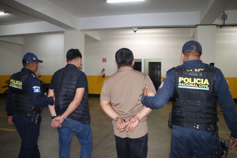 Agentes de la Comisar&iacute;a 15 reportan la captura de dos personas que transportan una carabina de forma ilegal. (Foto: PNC/Soy502)