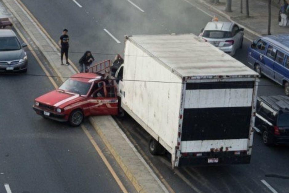 El hecho caus&oacute; que el tr&aacute;nsito se mantuviera detenido. (Foto: EMETRA)