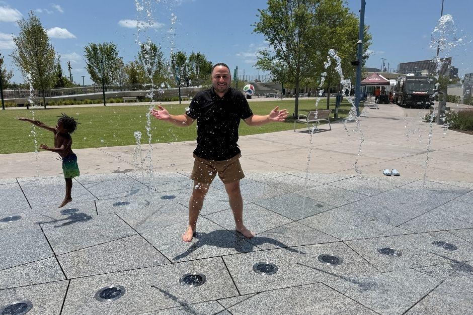 Nuestro enviado especial se refresc&oacute; en una de las fuentes del parque. El calor estaba arriba de los 35 grados. (Foto: Pedro Mijangos)