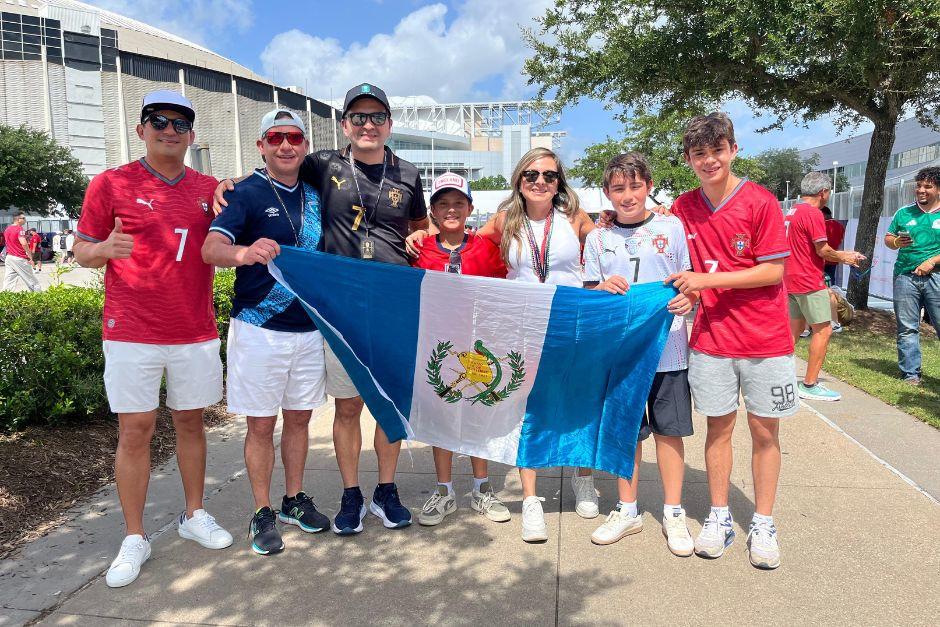 En Houston nos encontramos a una familia que lleg&oacute; a apoyar a la Portugal de Cristiano Ronaldo. (Foto: Pedro Mijangos)