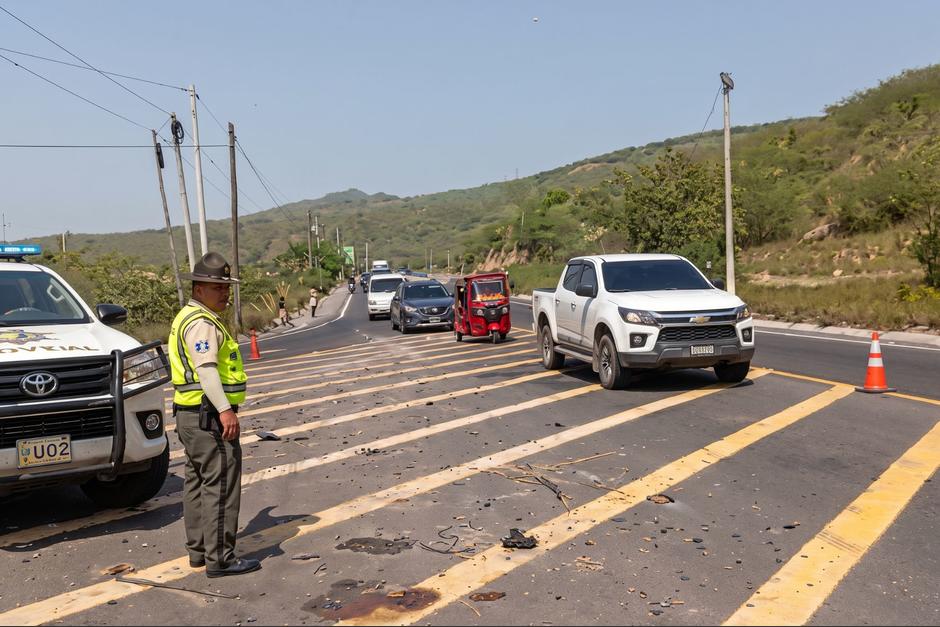 En la Ruta al Atl&aacute;ntico, en el kil&oacute;metro 78, Guastatoya, El Progreso fueron localizadas dos personas fallecidas, Provial ordena el tr&aacute;nsito. (Foto: Captura de pantalla/Soy502)