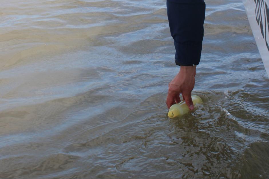 Personal de la Secci&oacute;n de Oceanograf&iacute;a del Insivumeh recolect&oacute; muestras de agua marina en las costas de Escuintla para monitorear las condiciones del oc&eacute;ano Pac&iacute;fico. (Foto: Insivumeh / Soy502)
