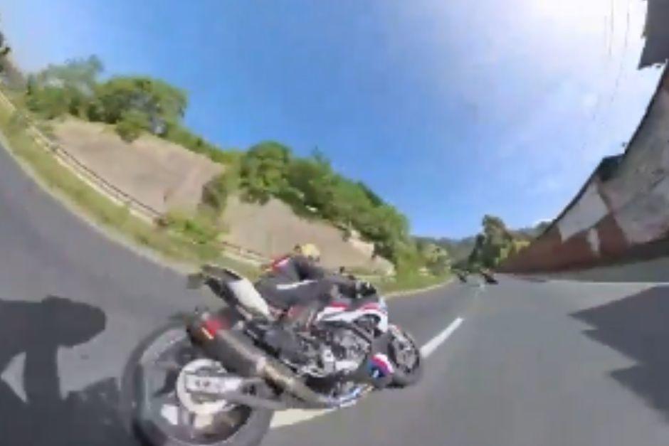Conductor perdi&oacute; el control del volante en una curva de la ruta. (Foto: captura de video)