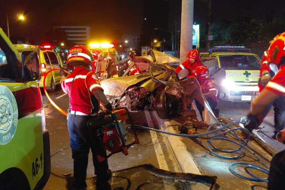 Los dos tripulantes del veh&iacute;culo destruido fueron rescatados. (Foto: CBM)