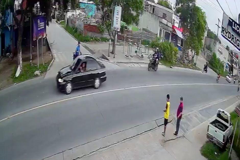 En las im&aacute;genes se observa cuando ambos conductores colisionan. (Foto: Captura de video)