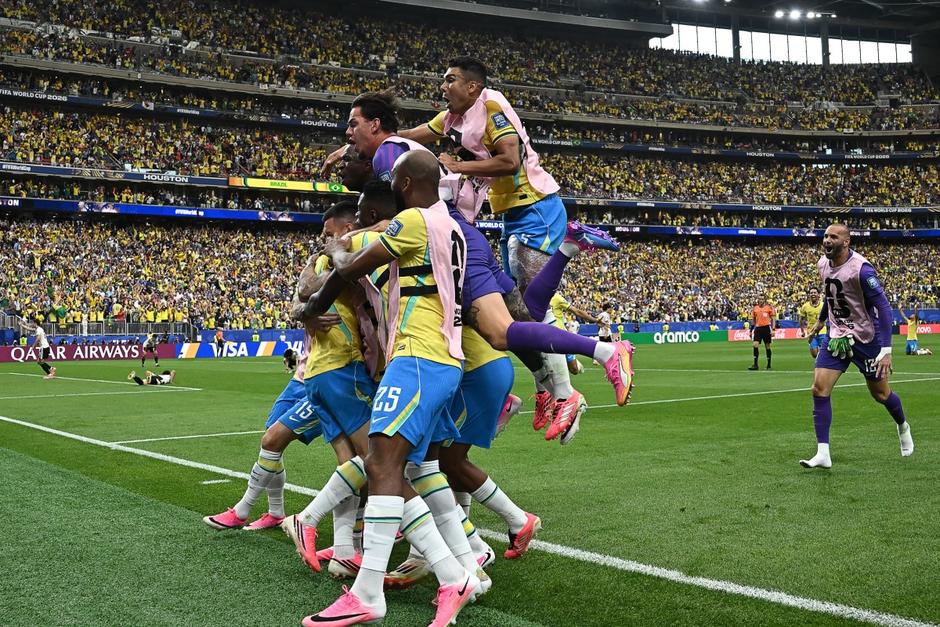 As&iacute; celebraron los brasile&ntilde;os la anotaci&oacute;n que les dio el triunfo y el pase a los octavos de final. (Foto: AFP)