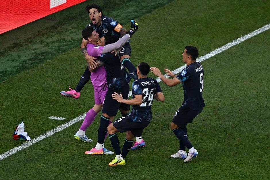 Los jugadores paraguayos celebran euf&oacute;ricos tras vencer a Alemania en la tanda de penales. (Foto: AFP)