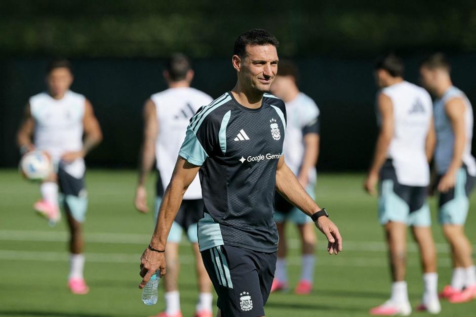 Lionel Scaloni, DT de Argentina, durante el entrenamiento de este lunes en Kansas. (Foto: AFP)