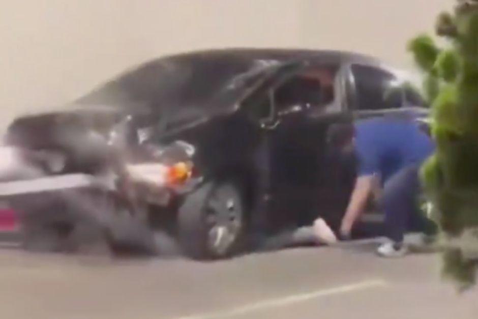 La v&iacute;ctima qued&oacute; atrapada debajo de un autom&oacute;vil que la arrastr&oacute; por varios metros. (Foto: Captura de video)