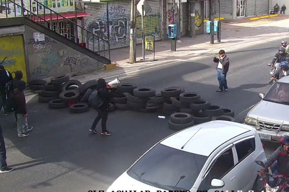 Los carriles con direcci&oacute;n hacia El Tr&eacute;bol se encuentran obstaculizados. (Foto: MuniGuate)