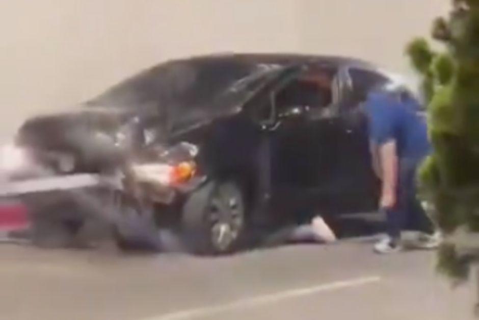 El automovilista arrastr&oacute; por varios metros a una mujer. (Foto: Captura de video)