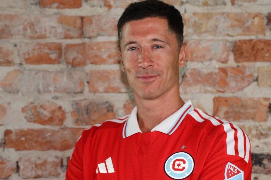 El delantero polaco ya pos&oacute; con los colores de su nuevo equipo en la MLS. (Foto: Chicago Fire)