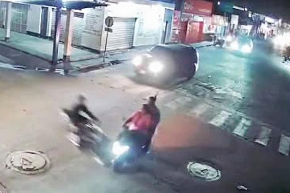 Una c&aacute;mara de seguridad capt&oacute; el momento en el que dos personas se pelean, segundos despu&eacute;s de colisionar. (Foto: Captura de video)