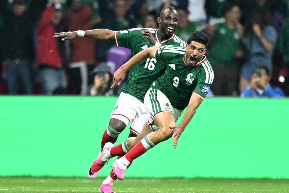 Ra&uacute;l Jim&eacute;nez y Juli&aacute;n Qui&ntilde;ones, los dos anotadores del encuentro, festejan luego de la segunda diana mexicana. (Foto: AFP)