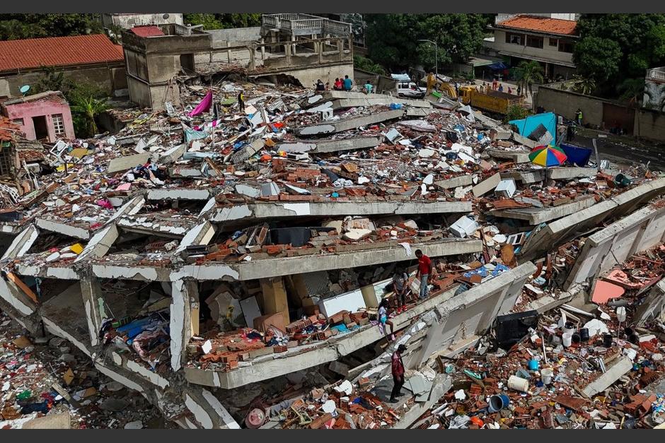 Miles de personas siguen bajo los escombros. (Foto: AFP)
