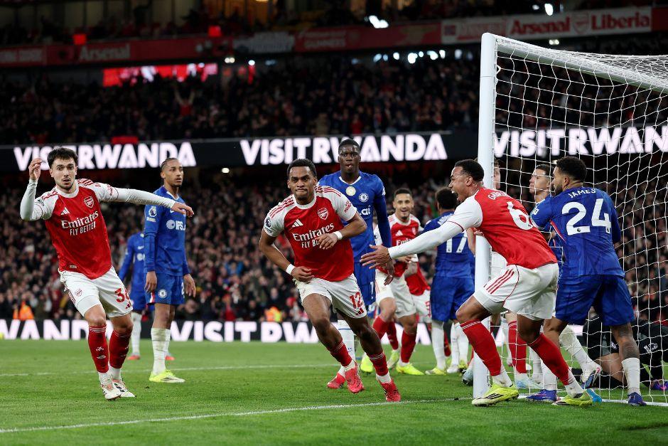 William Saliba (12) inici&oacute; la gran victoria de los gunners con un gol de cabeza que hizo estallar al Emirates Stadium. (Foto: Premier League)