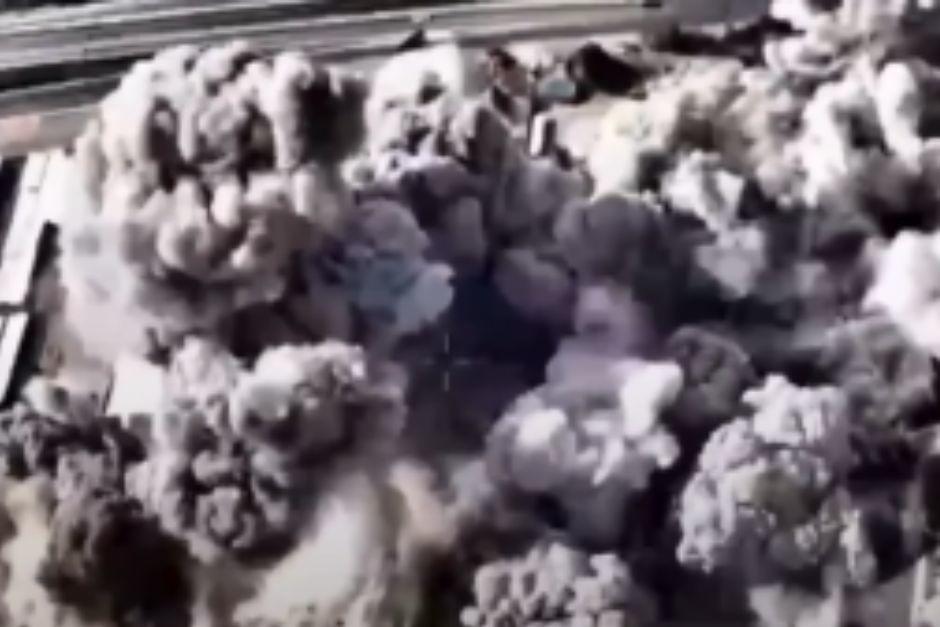 El humo inund&oacute; los alrededores luego del impacto. (Foto: captura de video)