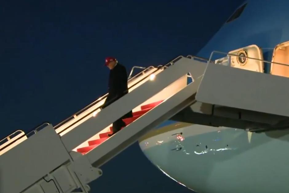 Donald Trump desciende del Air Force One, a su regreso a Washington D.C., tras su estad&iacute;a en Mar-A-Lago, Florida. (Foto: captura de pantalla)