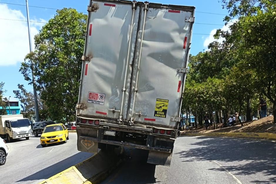 En el lugar se encuentra un agente de la PMT para coordinar el paso veh&iacute;cular. (Foto: Amilcar Montejo)