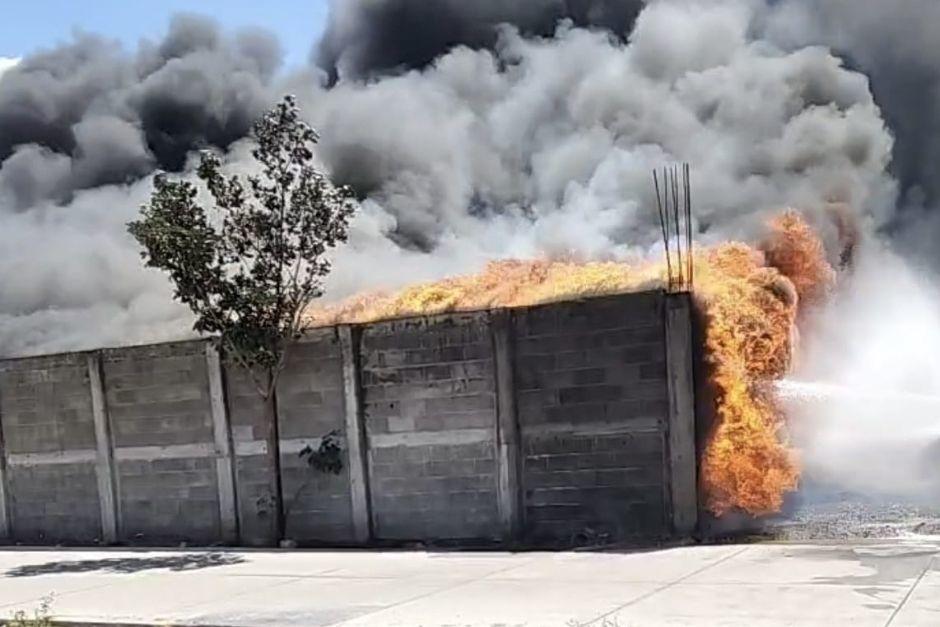 El incendio ha calcinado varios veh&iacute;culos consignados por las autoridades. (Foto: Bomberos Voluntarios)