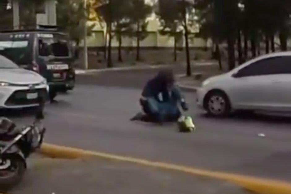 Los conductores se tiraron sobre la cinta asf&aacute;ltica durante la pelea. (Foto: Captura de video)