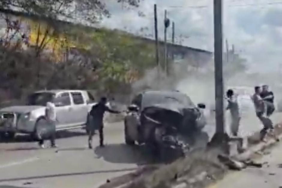 La colisi&oacute;n a media carretera sorprendi&oacute; a otros conductores que ayudaron a salvar heridos. (Foto: Captura de video/Redes Sociales)