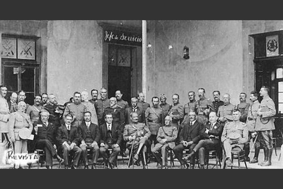 El general Jos&eacute; Mar&iacute;a Orellana (sentado al centro) junto a oficiales del Ej&eacute;rcito, tras derrocar al presidente Carlos Herrera, en 1921. (Foto: RR SS)