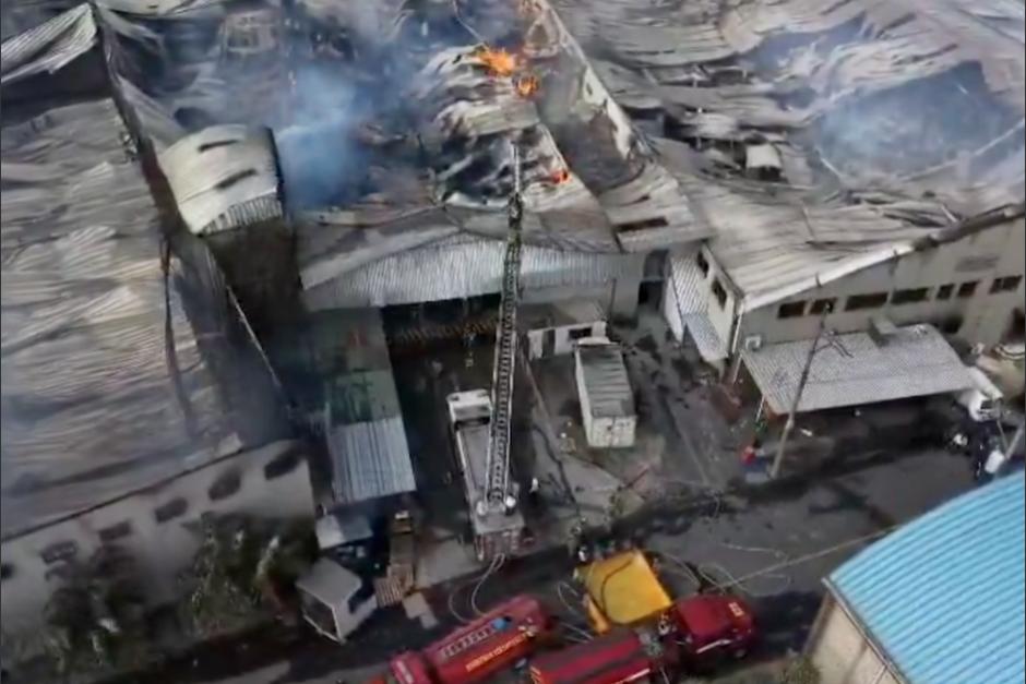 El incendio consumi&oacute; un complejo de bodegas en Amatitl&aacute;n. (Foto: CMB)