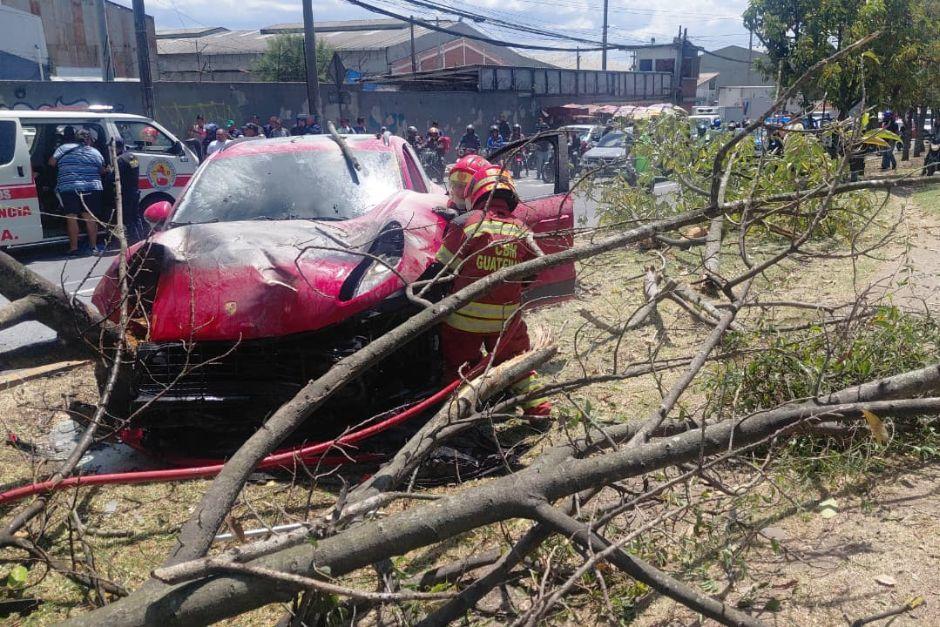 El auto deportivo termin&oacute; empotrado en un &aacute;rbol y prendi&oacute; en llamas. (Foto: Bomberos Municipales)