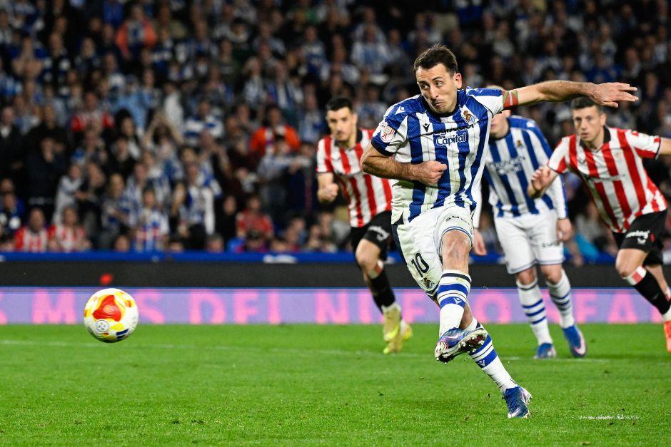 Mikel Oyarzabal firm&oacute; el &uacute;nico gol del partido y le dio la clasificaci&oacute;n a la final a los blanquiazules. (Foto: AFP)