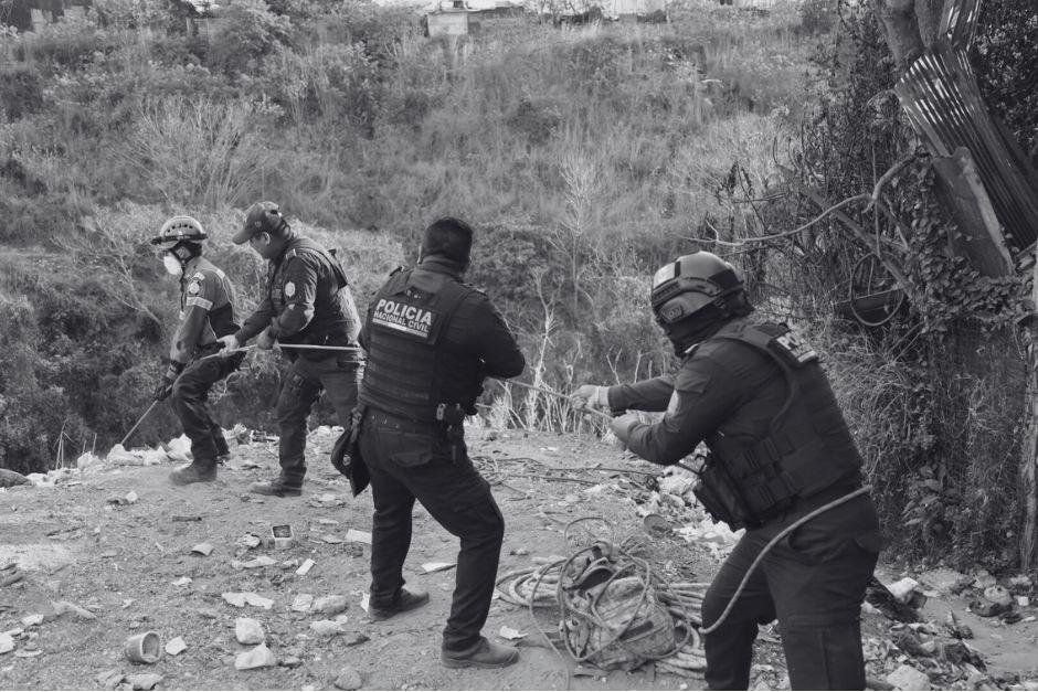 Socorristas y polic&iacute;as laboran en conjunto para rescatar el cad&aacute;ver del barranco. (Foto: Bomberos Municipales)