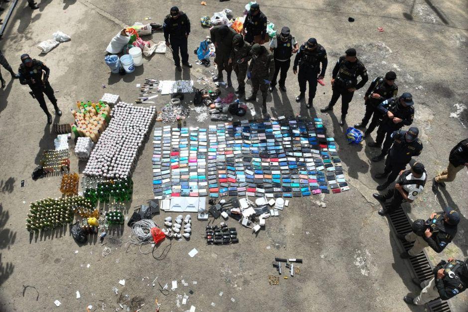 Las autoridades localizaron dispositivos y objetos ilegales dentro de la c&aacute;rcel Pav&oacute;n. (Foto: PNC)