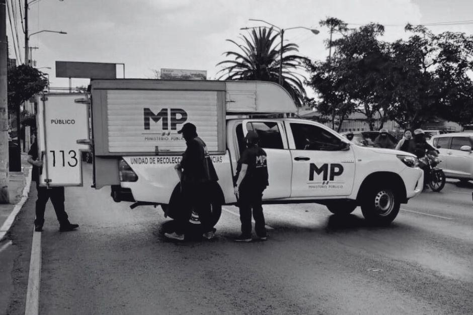 El MP recogi&oacute; evidencias tras ataque armado en la calzada Roosevelt. (Foto: Am&iacute;lcar Montejo)