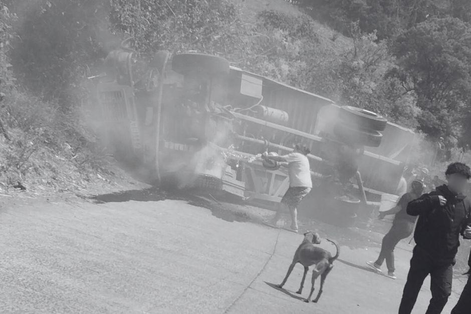 Un menor fallecido y varios heridos es el saldo de un accidente donde ha quedado volcado un bus escolar. (Foto: Noti Llano)