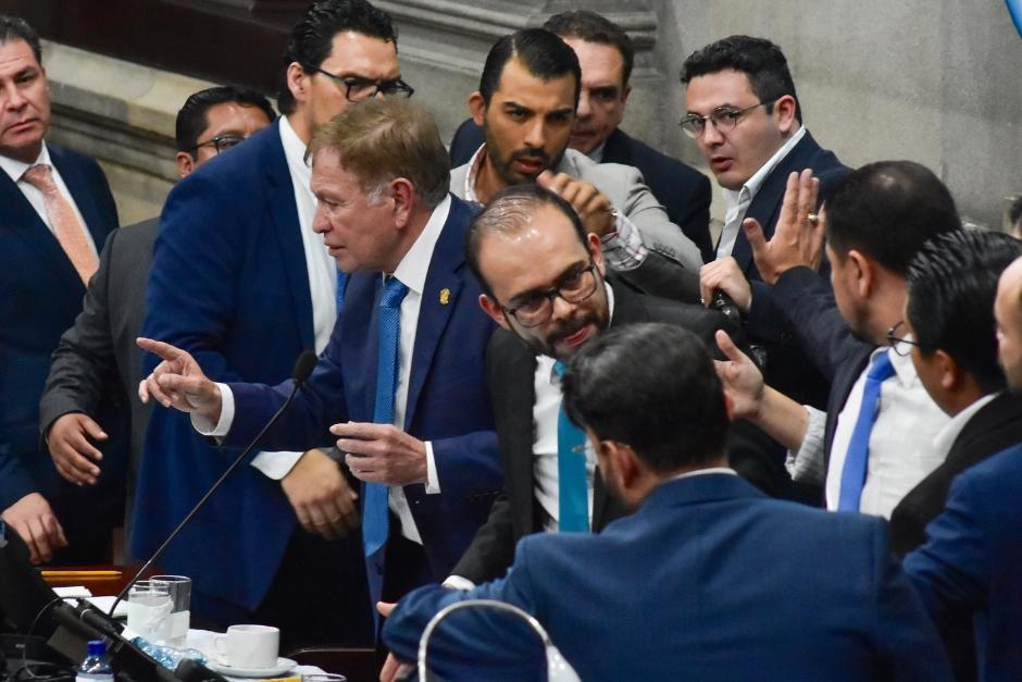 Diputados discuten y se empujan en el Congreso por propuesta para reducir intervenciones a cinco minutos.&nbsp;(Foto: Estuardo Paredes/Nuestro Diario)&nbsp;