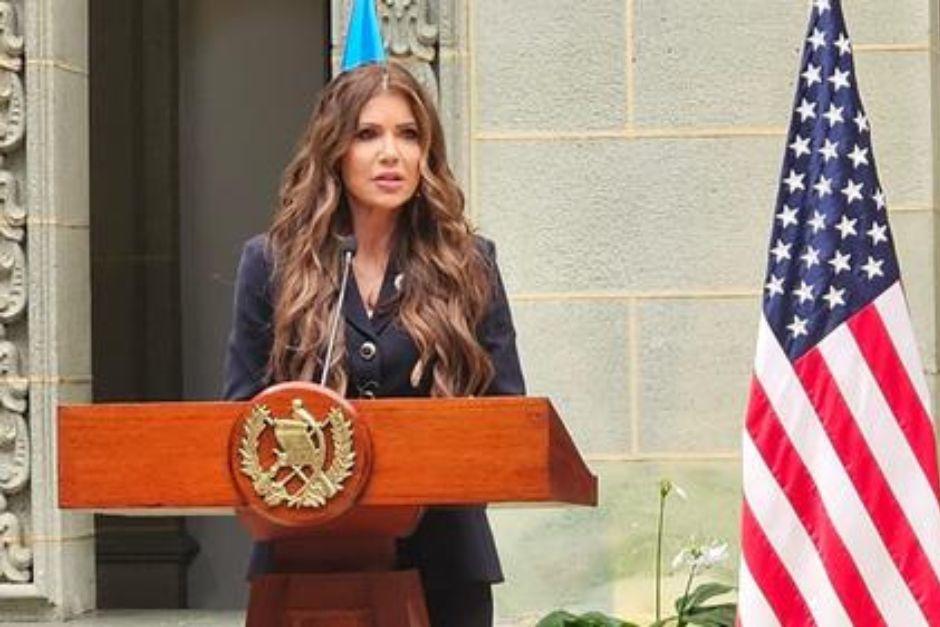 Kristi Noem estuvo en Guatemala el a&ntilde;o pasado en una gira por Centroam&eacute;rica, enfocada en el control migratorio. (Foto: Archivo/Soy502)