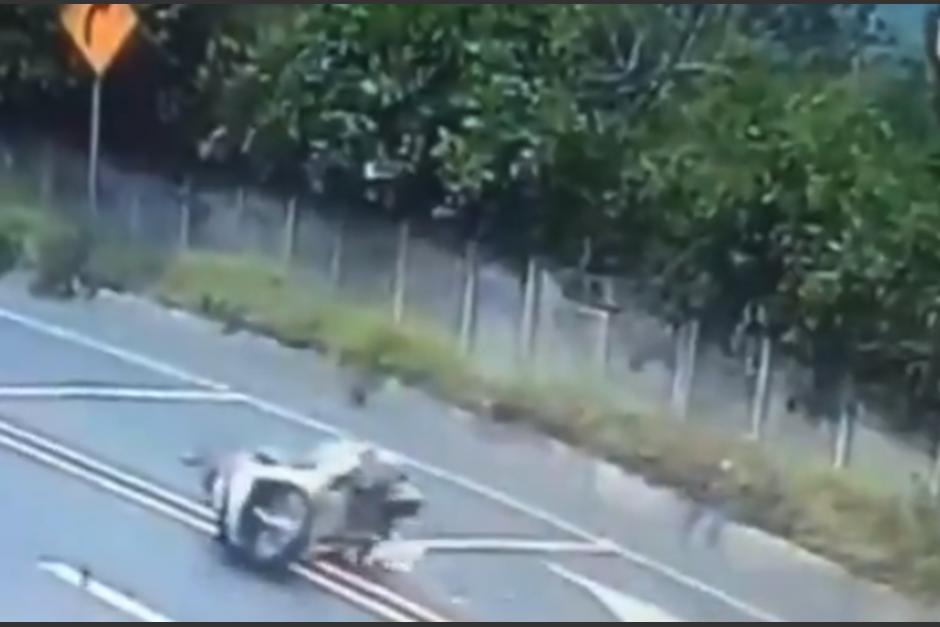 Las v&iacute;ctimas se salvaron y lograron ponerse de pie tras el impacto. (Foto: captura de video)