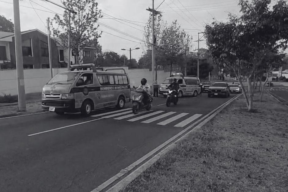 La v&iacute;ctima presenta heridas de bala y ha quedado sobre la acera. (Foto: Bomberos Municipales)