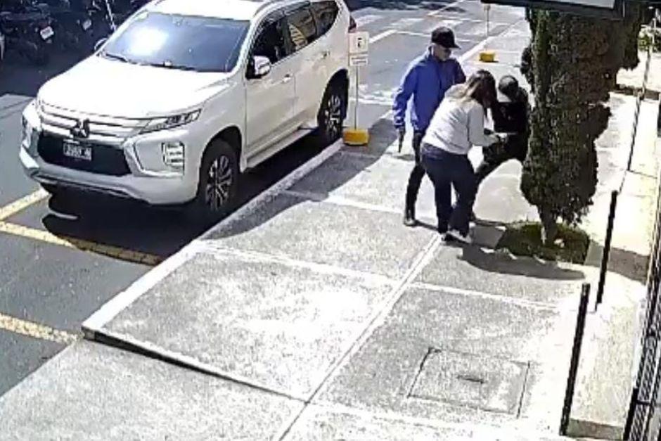 Los individuos cometieron el asalto a mano armada este viernes. (Foto: Captura de video)