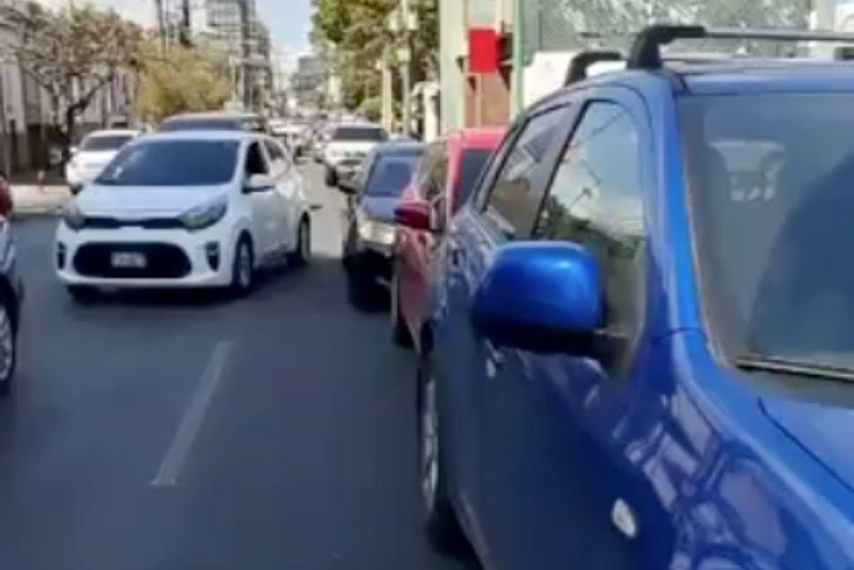 Tres veh&iacute;culos se han visto involucrados en un accidente de tr&aacute;nsito en zona 10. (Foto: Captura de video)