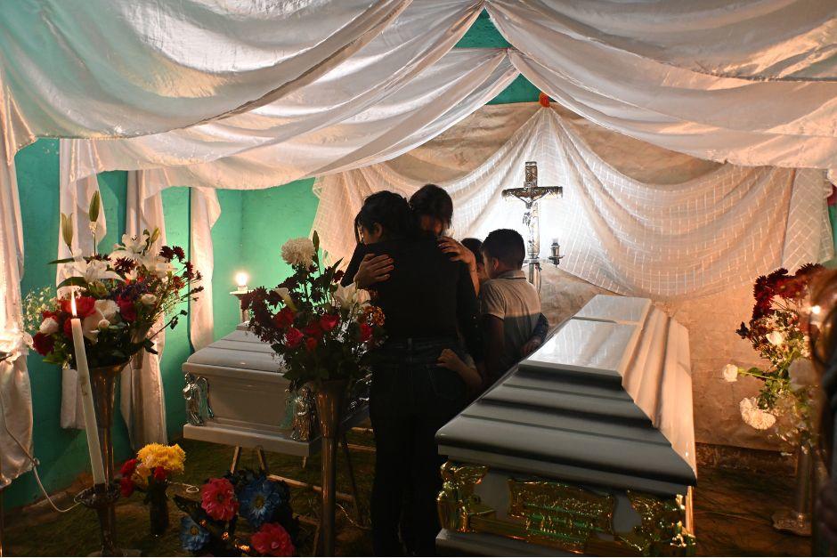 Familiares lamentan el fallecimiento de la madre y su hijo tras un accidente en Amatitl&aacute;n. (Foto:&nbsp;Jos&eacute; Luis Pos/Colaborador)