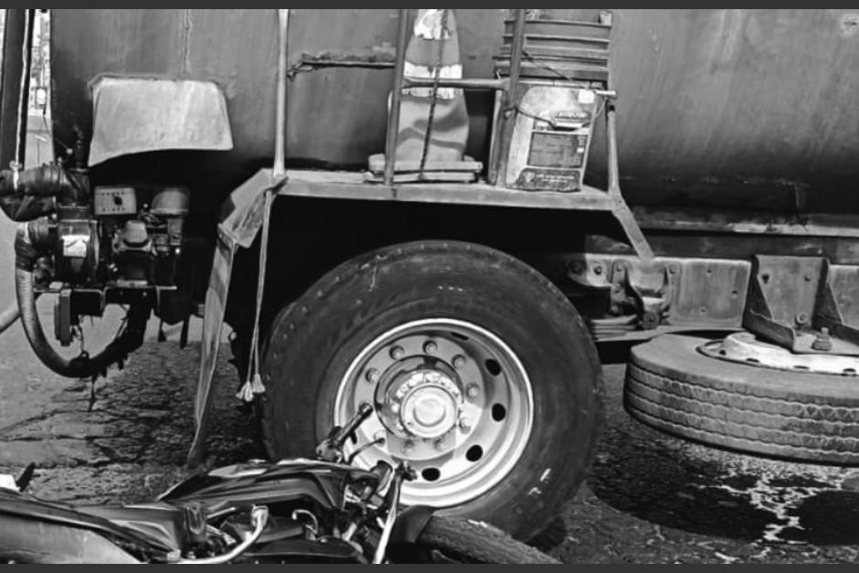 La v&iacute;ctima qued&oacute; sobre la v&iacute;a tras el hecho. (Foto: Bomberos Voluntarios)