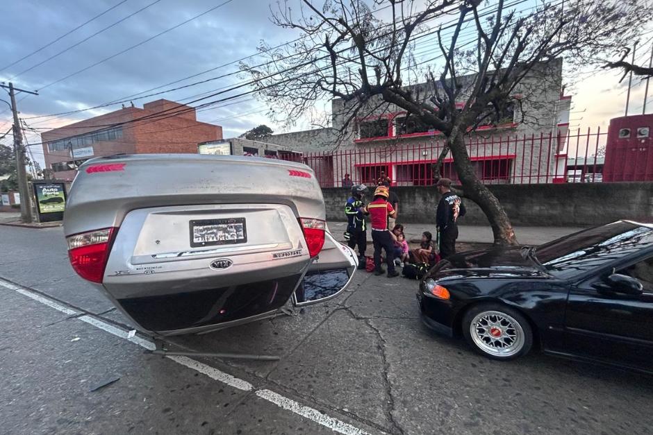 Los tripulantes del veh&iacute;culo fueron atendidos por crisis nerviosa. (Foto: Bomberos Municipales)