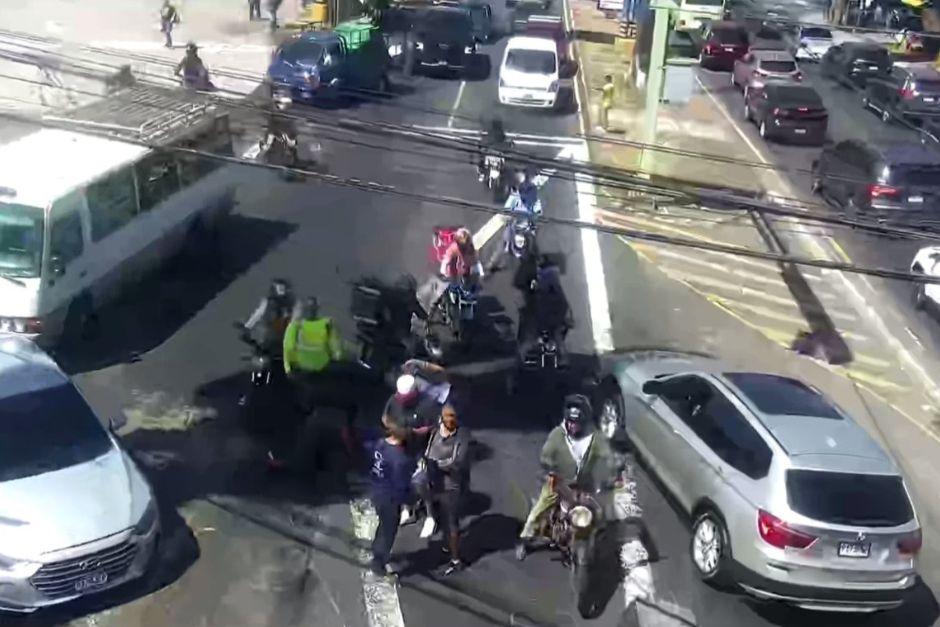 Los veh&iacute;culos involucrados permanecen sobre el bulevard.&nbsp;(Foto: PMT, Mixco)