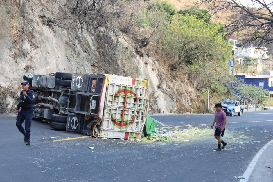 Da&ntilde;os en veh&iacute;culos involucrados y carga esparcida en la v&iacute;a tras el percance. (Foto: Bomberos Voluntarios)