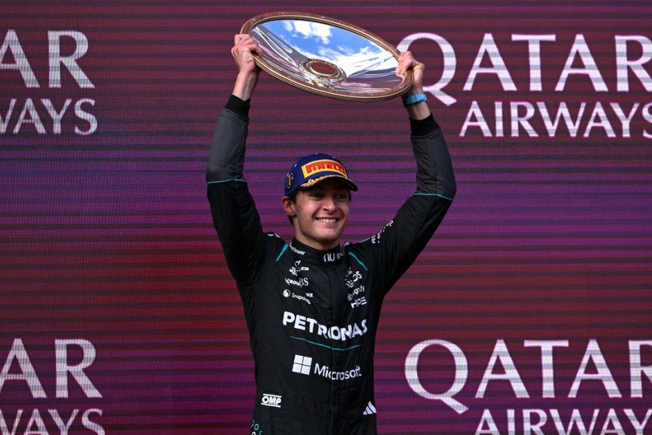 Russell cruz&oacute; primero la l&iacute;nea de meta en un doblete para Mercedes. (Foto: AFP)